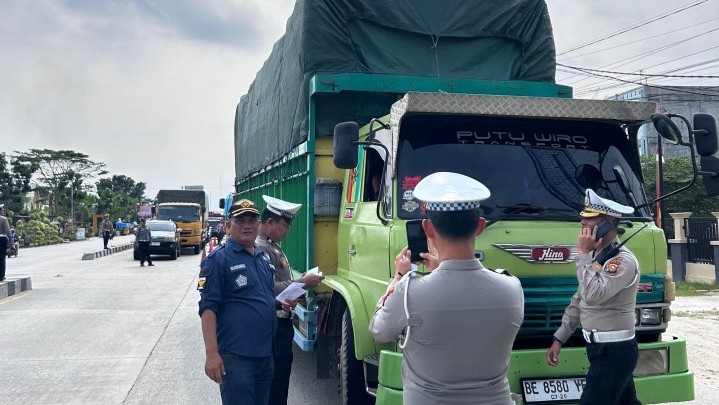 Petugas Gabungan Jaring 36 Kendaraan di Jalan Soebrantas Panam Ujung Petugas Gabungan Jaring 36 Kendaraan di Jalan Soebrantas Panam Ujung