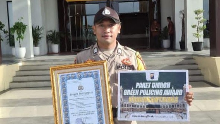 Bripka Richi Raih Penghargaan Umrah dalam Green Policing Award Polda Riau