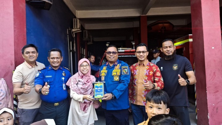 Damkar Pekanbaru Beri Edukasi Anak SD Al Ulum Tentang Profesi Petugas Damkar