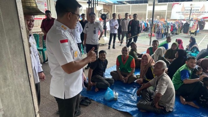 Tebar Bahagia Pada Keluarga, Kepala Lapas Bagansiapiapi Sapa Pengunjung Saat Layanan Kunjungan