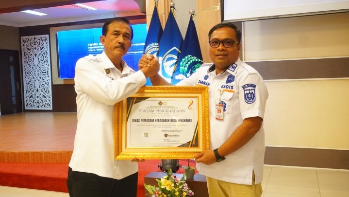 Kadis Damkar Pekanbaru Terima Penghargaan Kemenimpas RI