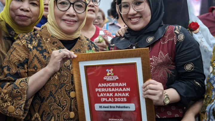 Disaksikan Menteri PPPA, Rumah Sakit Awal Bros Pekanbaru Resmi Menyandang Status Perusahaan Layak Anak [PLA] Utama