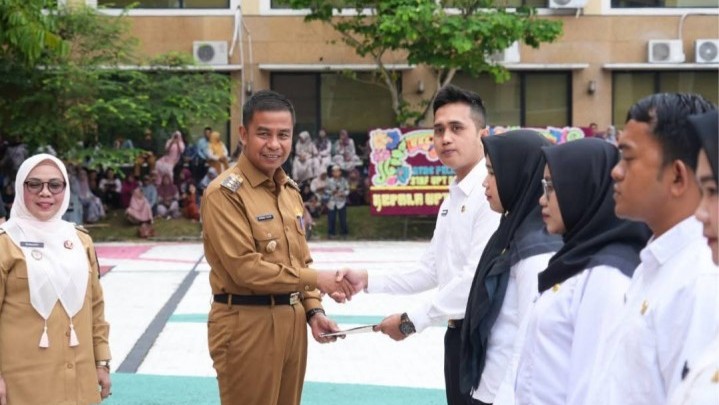 Ahmad Yuzar Serahkan SK PPPK Tahap II dan Paruh Waktu, Tegaskan Integritas dan Profesionalisme ASN