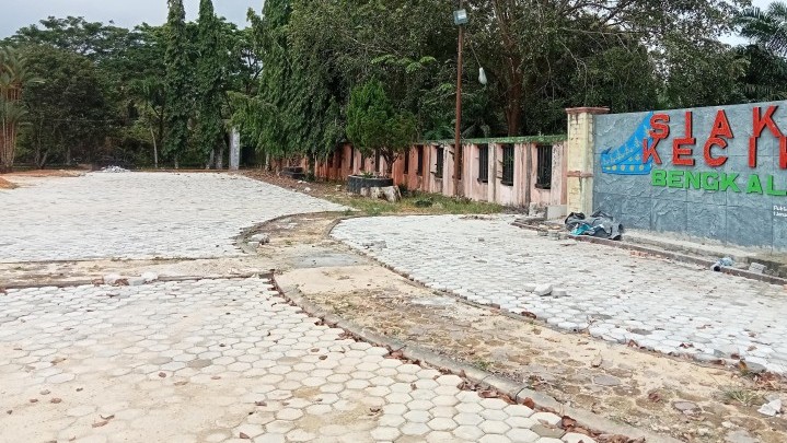 Insfratruktur Ruang Publik Kantor Camat Siak Kecil Hampir Rampung