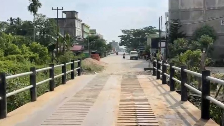 Perjuangan Samsuri Daris Berbuah Hasil, Perbaikan jalan dan Jembatan di Parit Landang Dilanjutkan ke Parit Tamrak