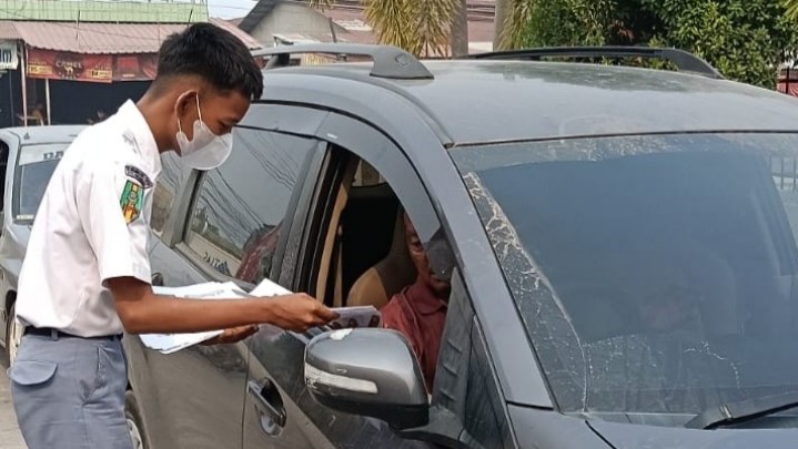 Program TEFA Jurusan TKR SMK Muhammadiyah 3 Terpadu Pekanbaru Bagikan Masker kepada Masyarakat