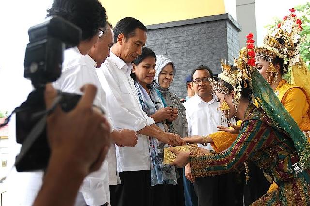 Kunjungan Presiden Joko Widodo ke Riau Kunjungan Presiden Joko Widodo ke Riau