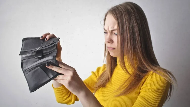 8 Kebiasaan Orang Pelit yang Sering Disalahartikan sebagai Hemat, Kenali Bedanya