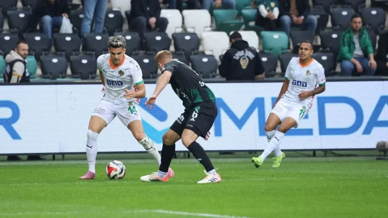 Alanyaspor vs Kocaelispor: Babak Pertama Berakhir, Kocaelispor Unggul 2-0 di Alanya