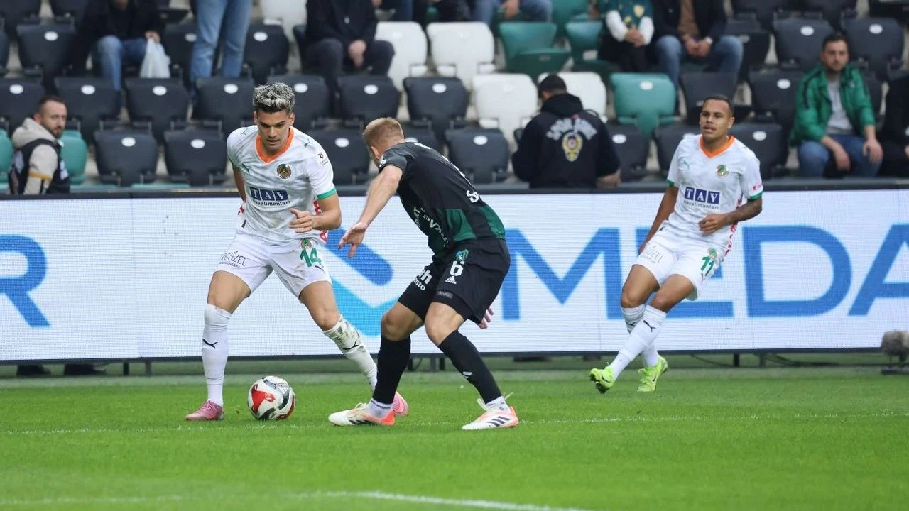 Alanyaspor vs Kocaelispor: Babak Pertama Berakhir, Kocaelispor Unggul 2-0 di Alanya