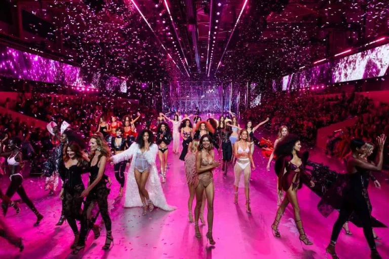 Alex Consani Kembali Memukau di Runway Victoria's Secret 2026, Sekaligus Bersinar di American Horror Story
