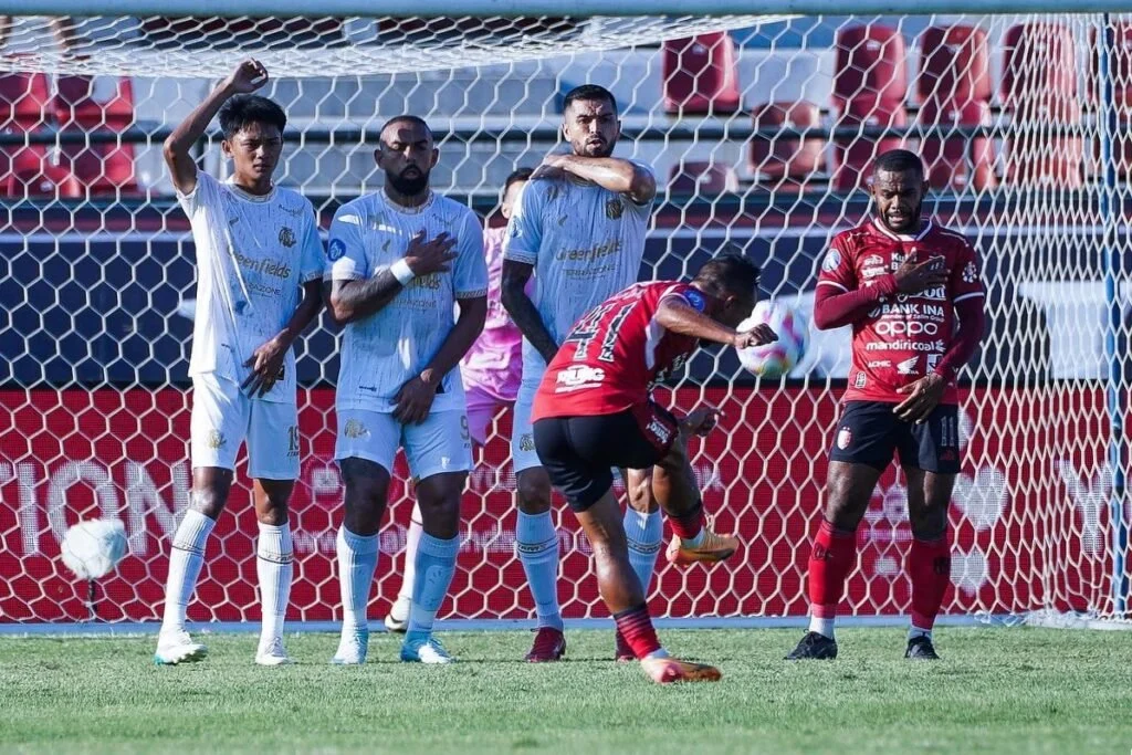 Arema FC Pesta Gol 4-0 ke Gawang Dewa United, Puncak Klasemen Gagal Diraih Banten Warrior