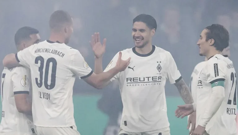Bermain dengan 10 Pemain Sejak Menit 39, Gladbach Tetap Taklukkan Karlsruher dan Melaju ke Achtelfinale