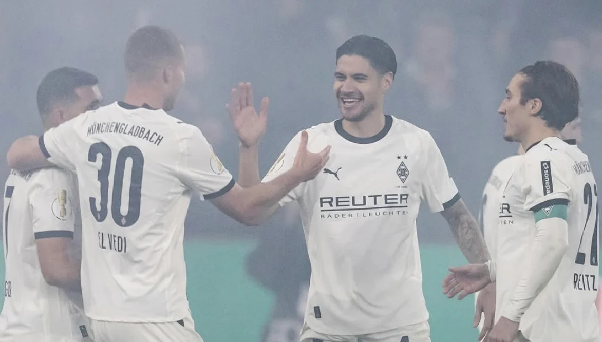 Bermain dengan 10 Pemain Sejak Menit 39, Gladbach Tetap Taklukkan Karlsruher dan Melaju ke Achtelfinale