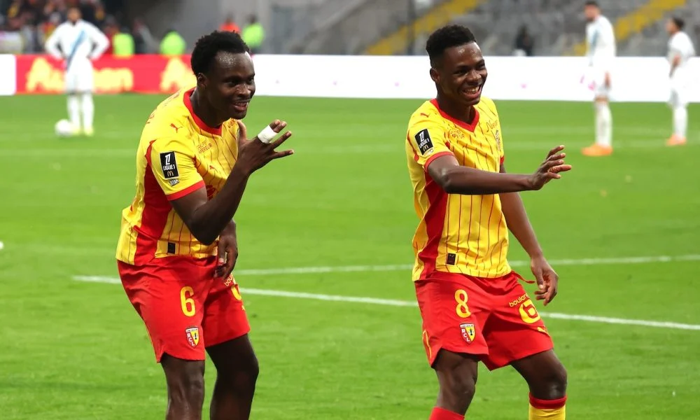 Bollaert Bergemuruh: RC Lens Bungkam Paris FC 2-1 di Tengah Badai, Modal Emas Menuju Derby