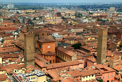 Bologna dalam Sorotan: Dari Rahasia Mansion Bersejarah hingga Ketegangan Kota dan Duel Seru Cagliari