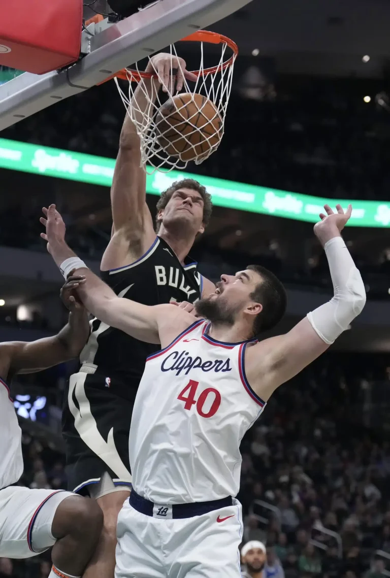Brook Lopez Bersinar dari Bangku Cadangan, Clippers Tetap Tumbang di Battle of LA