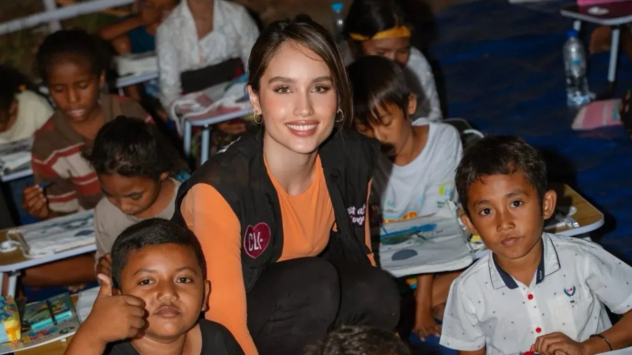 Cinta Laura Soroti Anak-Anak di NTT yang Masih Belajar di Bawah Terpal, Serukan Perhatian Publik