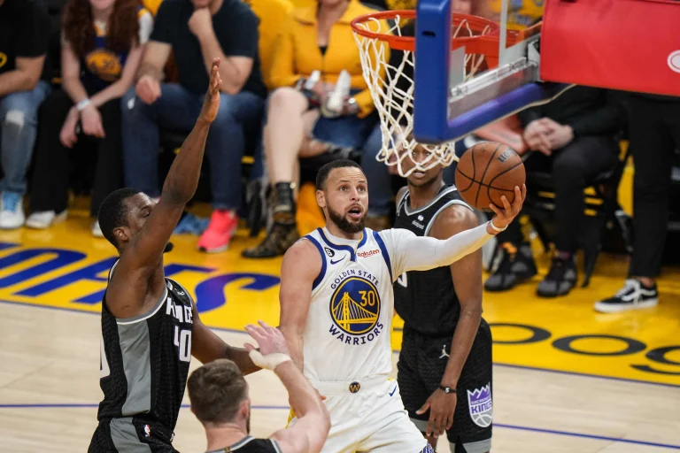 Curry Cetak 44 Poin, Golden State Warriors Bangkit Usai Start Buruk Musim Ini