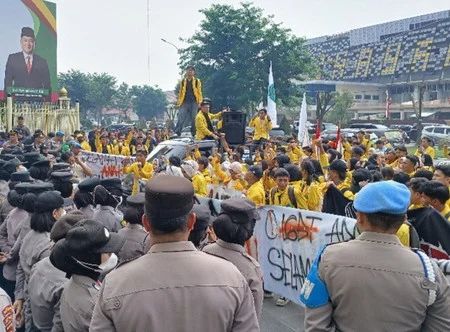 Demo di Kantor Gubri Mahasiswa Desak Solusi Karhutla dan Transparansi Beasiswa, Ribuan Massa Kepung Gubernuran