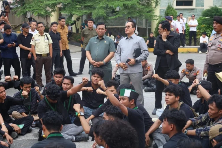 Demo HMI Pekanbaru Memanas, Massa Terobos Gedung DPRD Riau Desak Copot Menteri Kehutanan