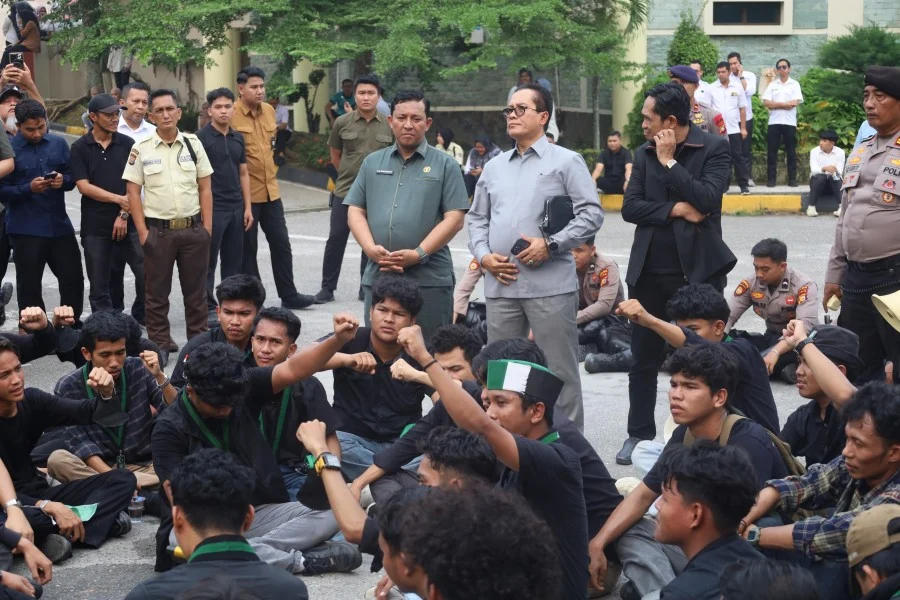 Demo HMI Pekanbaru Memanas, Massa Terobos Gedung DPRD Riau Desak Copot Menteri Kehutanan