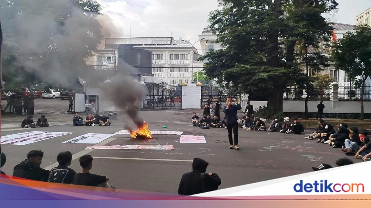 Demo Mahasiswa Unilak dan UIR ke Kantor Gubernur Riau, Plt Gubernur Justru ke Bandung