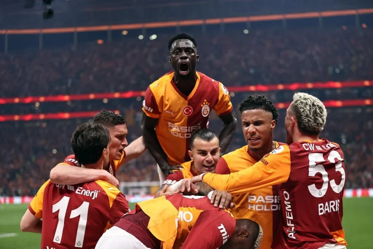 Derbi Galatasaray vs Fenerbahçe: Osimhen Jadi Kunci, Amedspor Mengintai Puncak