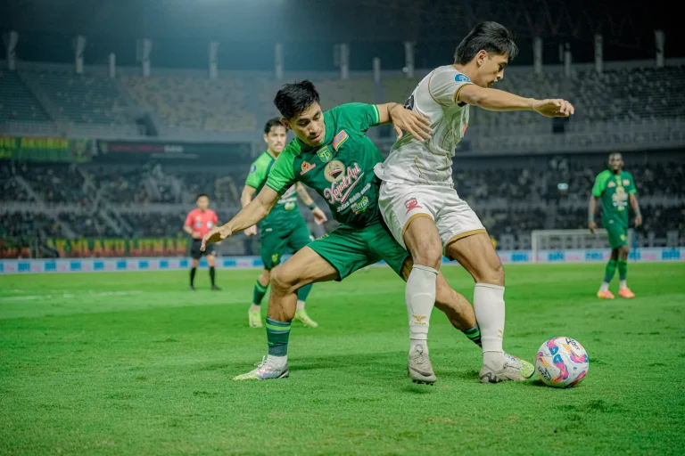 Derbi Suramadu Berakhir Dramatis: Persebaya Tumbangkan Madura United 3-1 dan Meroket di Klasemen Persebaya