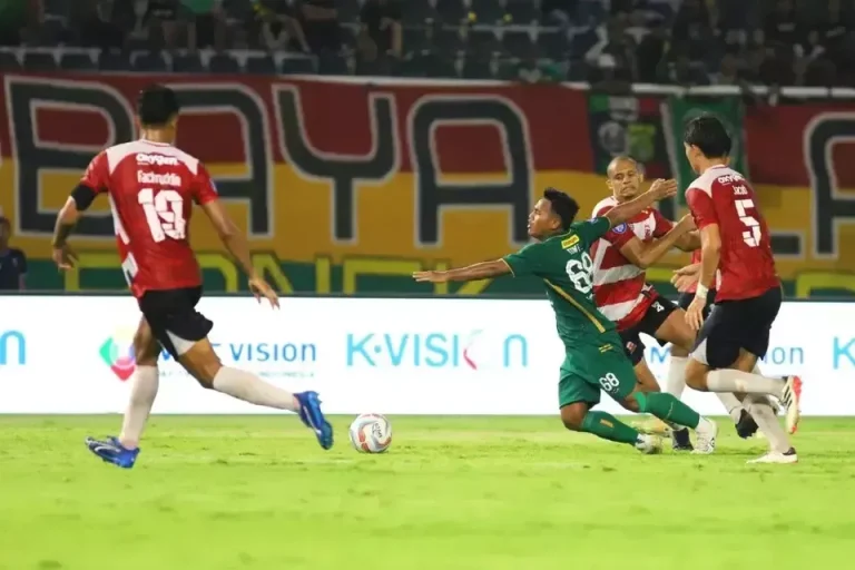 Derbi Suramadu Memanas: Persebaya vs Madura United, Misi Bangkit di Hadapan Bonek
