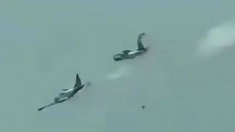 Detik-detik 2 Pesawat Militer Filipina Jatuh Terekam Kamera, 4 Pilot Tewas di Langit Batangas