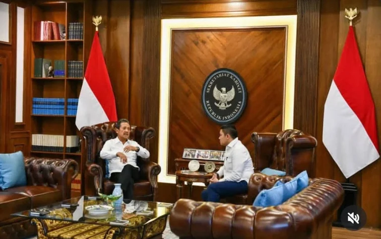 Di Balik Layar Pemerintahan: Seskab Teddy Kawal Program Kampung Nelayan hingga Jaga Solidaritas Angkatan