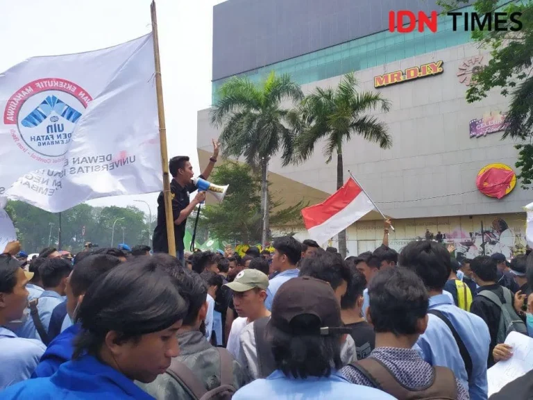Di Balik Ricuhnya Unjuk Rasa 28 Oktober: Polisi Buru Otak Intelektual hingga Simbol Tiga Jari yang Menggema