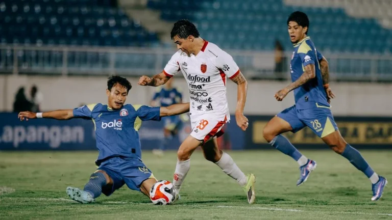 Drama di Kanjuruhan: Bali United Hajar Arema FC 3-1, Dua Kartu Merah Mewarnai Laga Panas Super League
