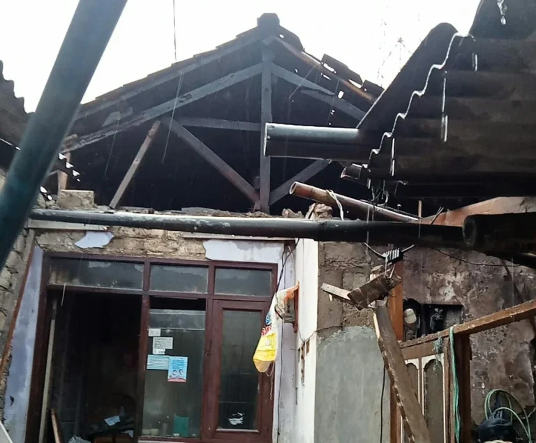 Dua Bencana dalam Sehari Hantam Kecamatan Padalarang: 520 Rumah Rusak Diterjang Puting Beliung, Longsor Timbun Dua Rumah