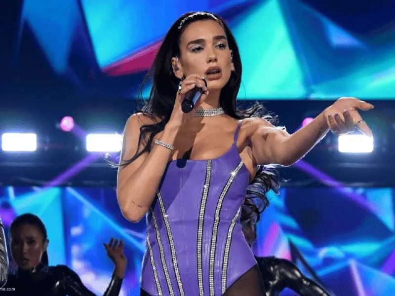 Dua Lipa Curi Perhatian: Dari Panggung Sastra London hingga Kilau Cat-Eye di Karpet Merah