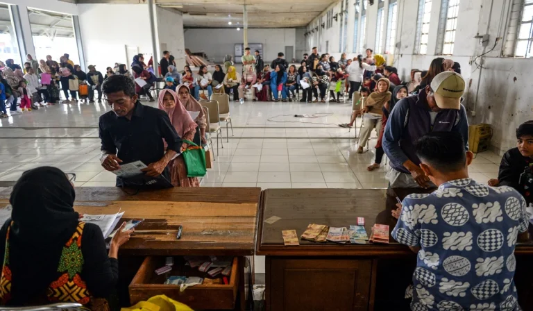 Ekonomi Indonesia di Persimpangan: Dari Bansos PKH hingga Jasa Teman Ngopi Rp30 Ribu