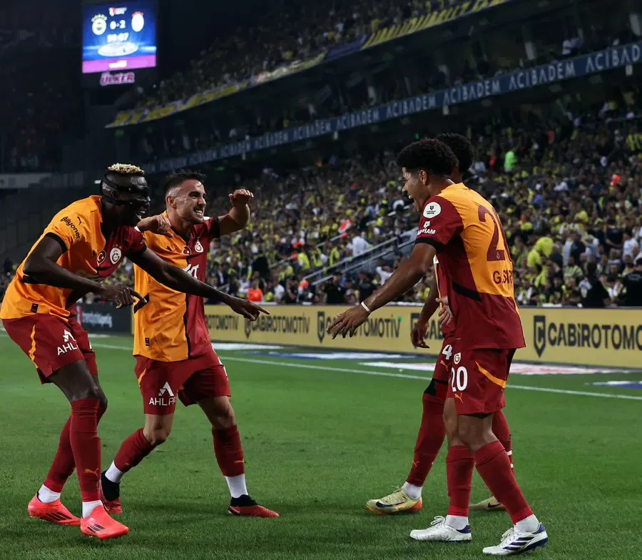 Galatasaray vs Fenerbahce: Osimhen Bersinar, Derbi Antarbenua Berakhir Ricuh dan Penuh Rekor
