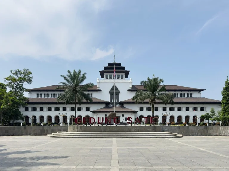 Gedung Sate: Dari Saksi Sejarah hingga Pusat Transformasi Kesehatan Jawa Barat