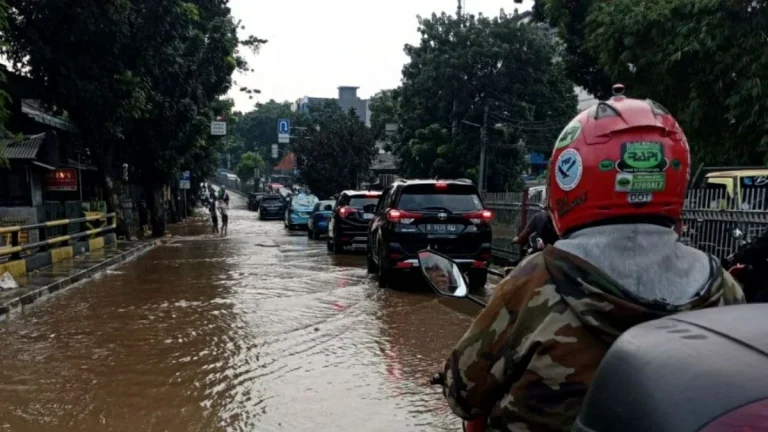 Hujan Deras Kepung Sejumlah Wilayah, dari Peringatan Dini Kepri hingga Banjir Lintasan Bogor