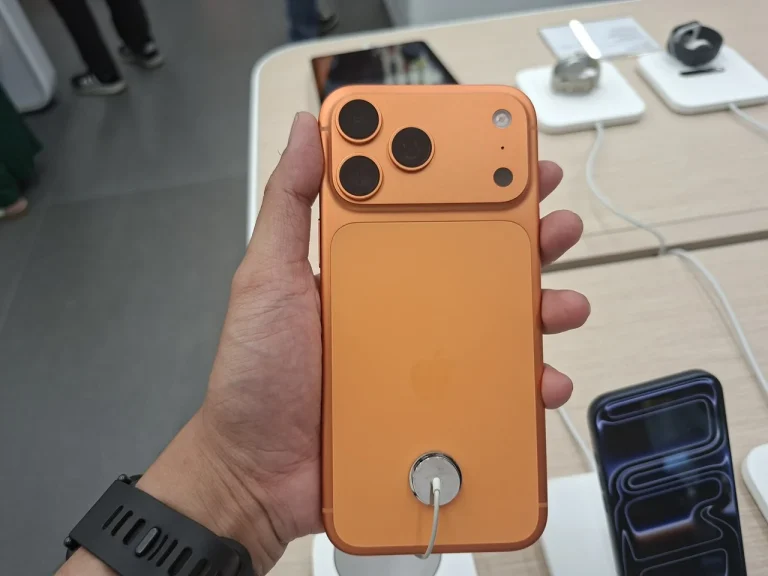 iPhone Duo Ludes dalam Hitungan Jam, Antrean Pembeli Membludak hingga Pengiriman Mundur
