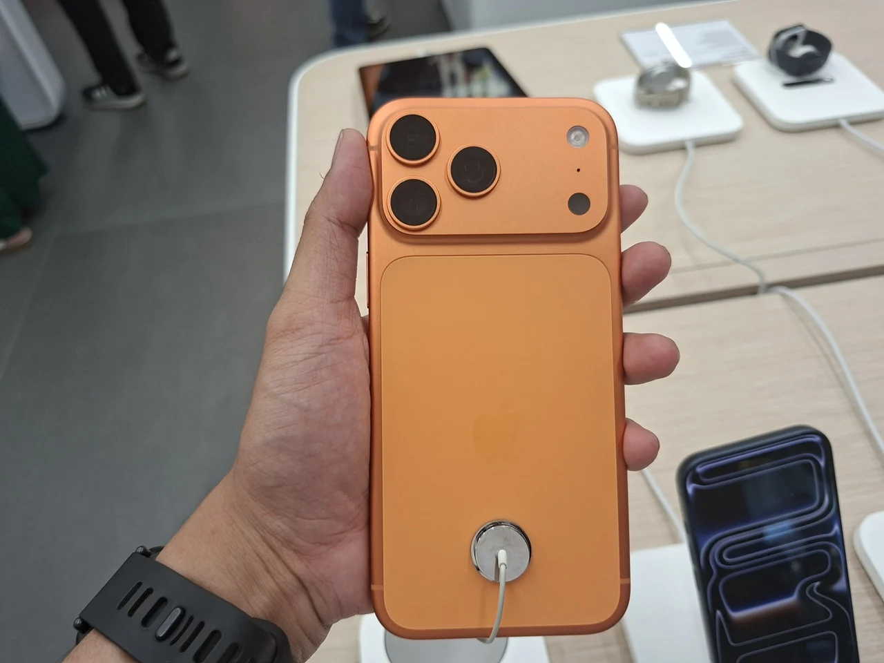 iPhone Duo Ludes dalam Hitungan Jam, Antrean Pembeli Membludak hingga Pengiriman Mundur