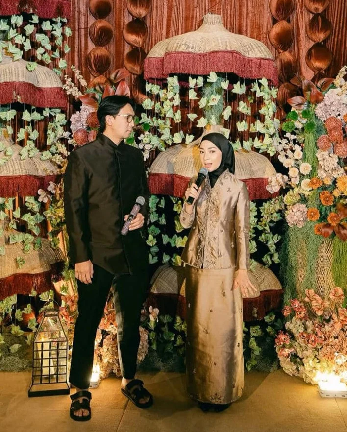 Irish Bella Curi Perhatian di Anniversary Kedua: Gaya Chic Hijab Hitam hingga Momen Haru Bersama Haldy Sabri