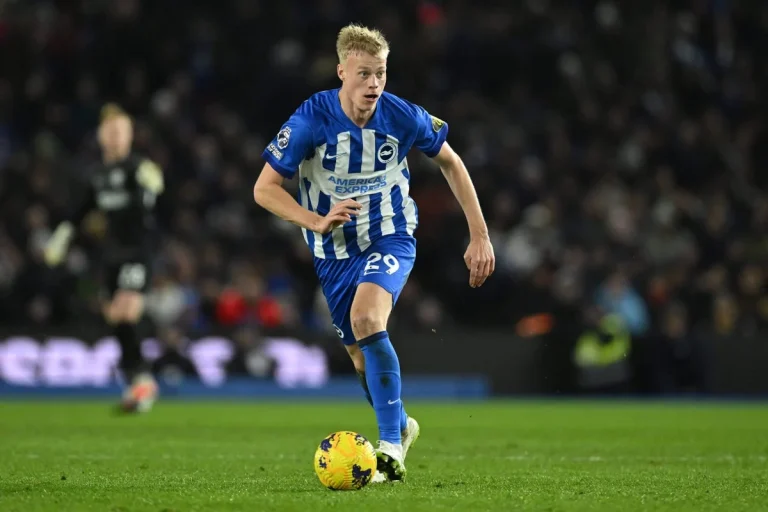 Jan Paul van Hecke Jadi Tembok Spurs: Gol Bunuh Diri Penders dan Kartu Merah Palmer Hancurkan Chelsea di Stamford Bridge