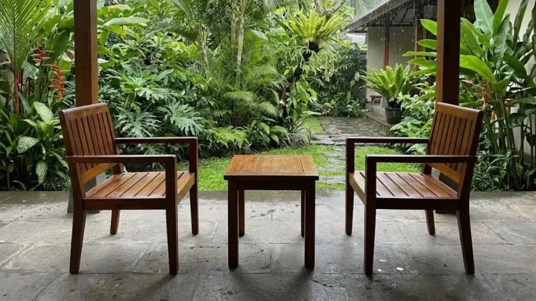 Jangan Biarkan Kursi Kayu Teras Lapuk! Intip 10 Cara Merawatnya Saat Musim Hujan