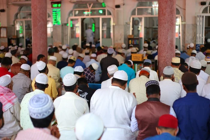 Jumat Hari Ini: Khutbah Seragam Picu Polemik di Kashmir hingga Panduan Rukun Khutbah Mazhab Syafi'i