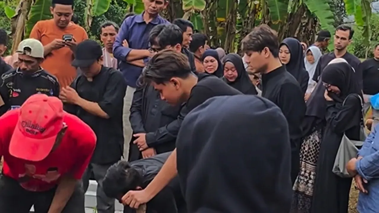 Kabar Duka Kakek Lesti Kejora Meninggal Dunia, Pedangdut Menangis di Pemakaman