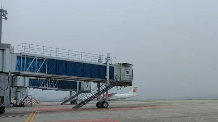 Kabut Tipis Selimuti Bandara SSK II Pekanbaru, Lima Keberangkatan Pagi Tetap Berjalan Lancar