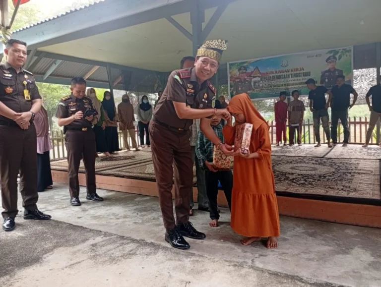 Kajati Riau Evaluasi Kinerja Kejari Bengkalis, Lanjutkan Kunjungan Kerja ke Bengkalis Kajati Riau Sambangi Panti Dayang Dermah