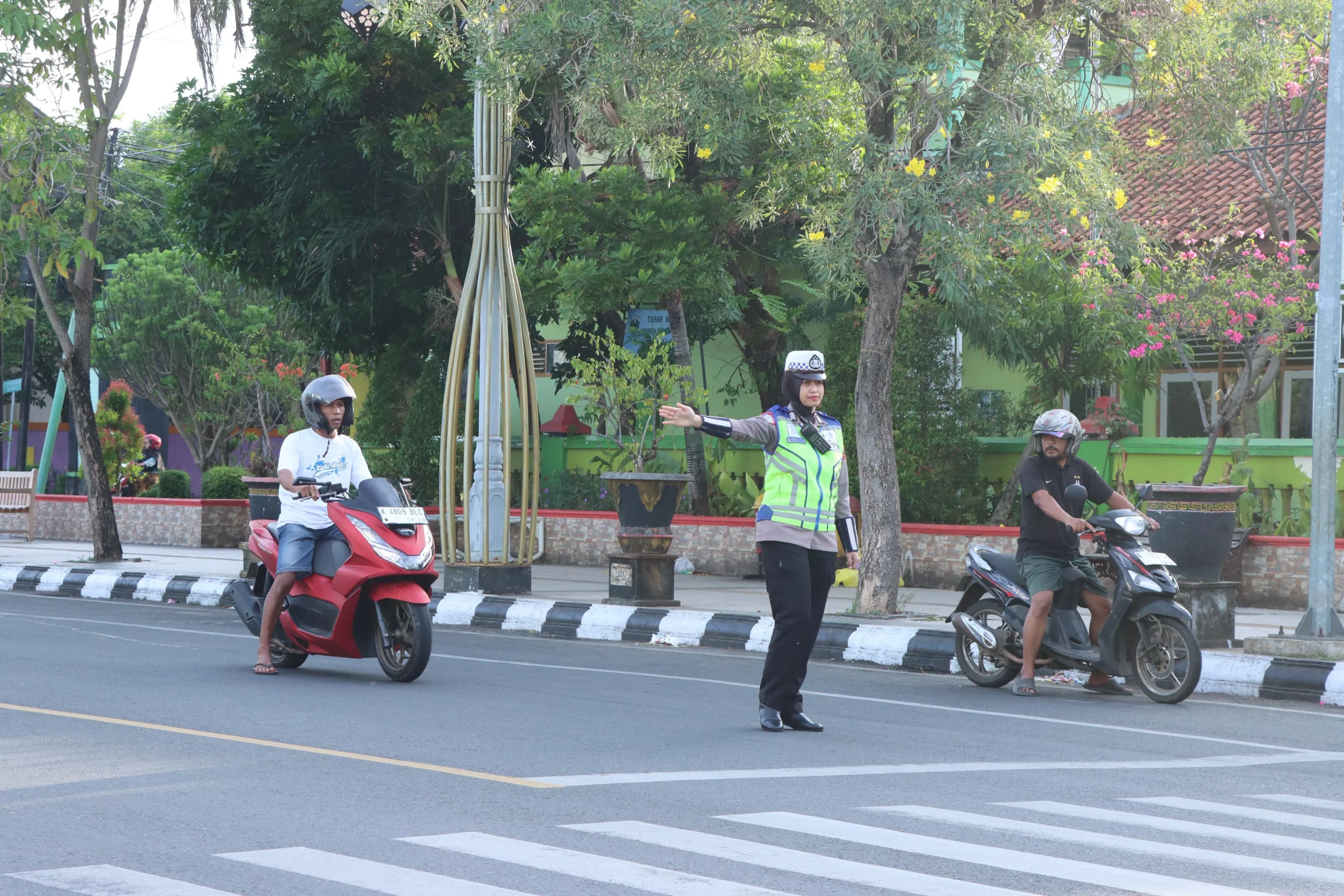 Kapolres Inhu Turun ke Jalan Bantu Warga Menyeberang dan Atur Lalu Lintas di Jam Sibuk Pagi